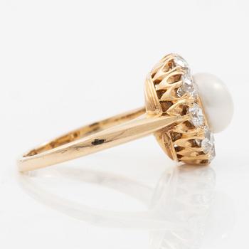 Ring, carmosémodell 18K guld med en odlad boutonpärla och gammalslipade diamanter.
