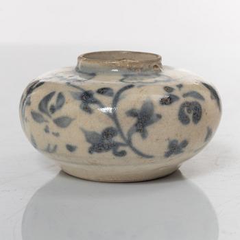 A Chinese blue and white porcelan bowl and a small vase, Ming dynasty (1368-1644).