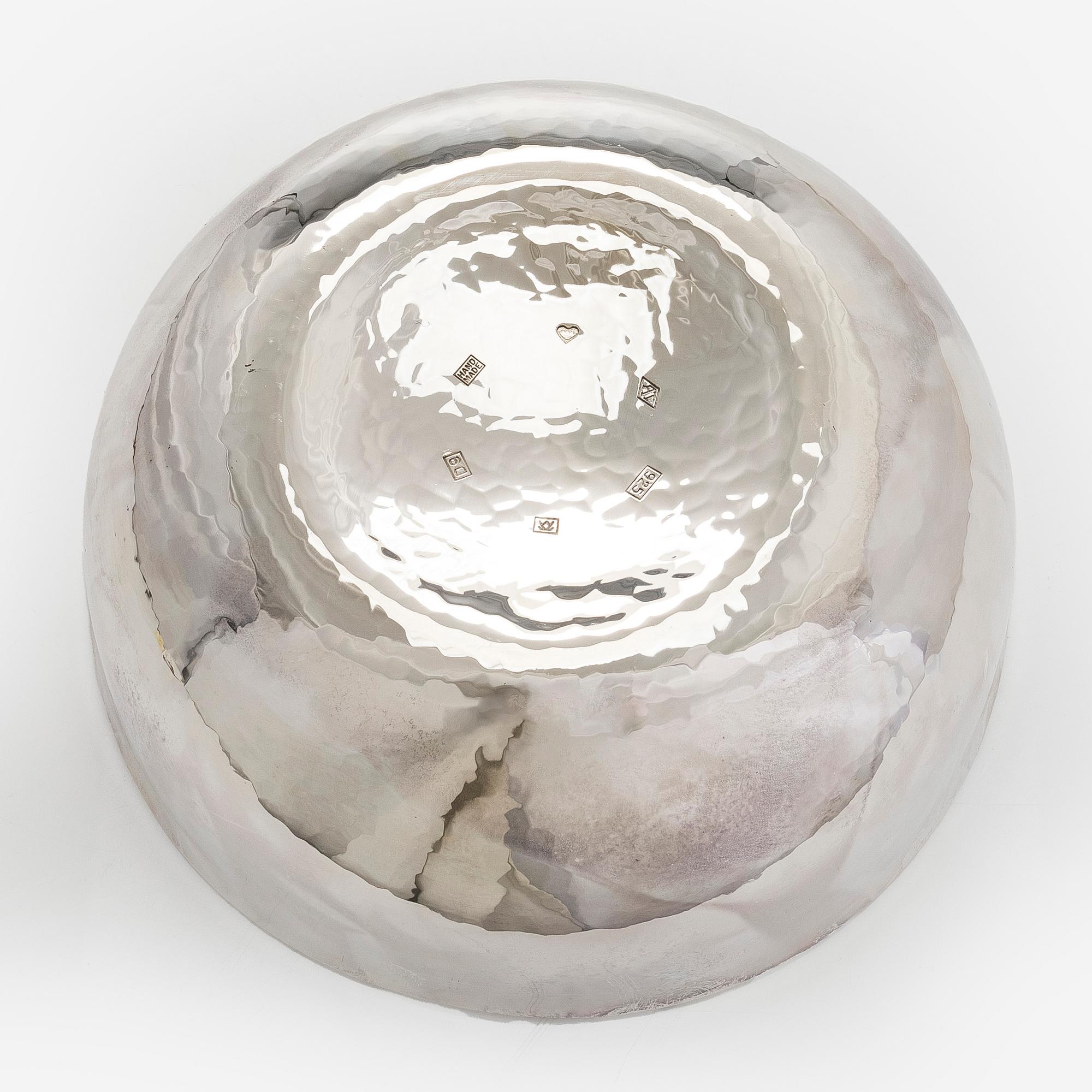 A. Tillander, malja, sterlinghopeaa ja emalia. Helsinki 2005.