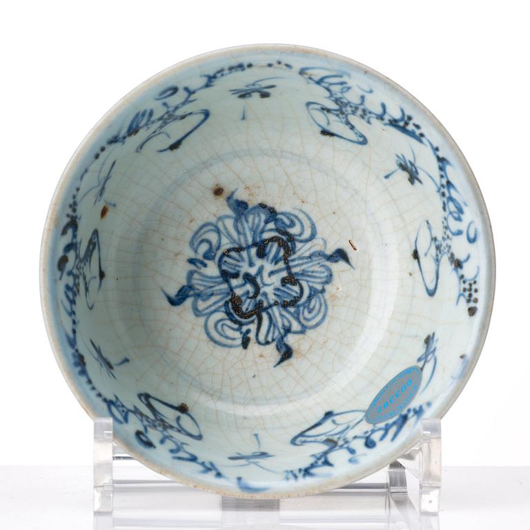 A blue and white Meiping vase and a bowl, 16th Century.