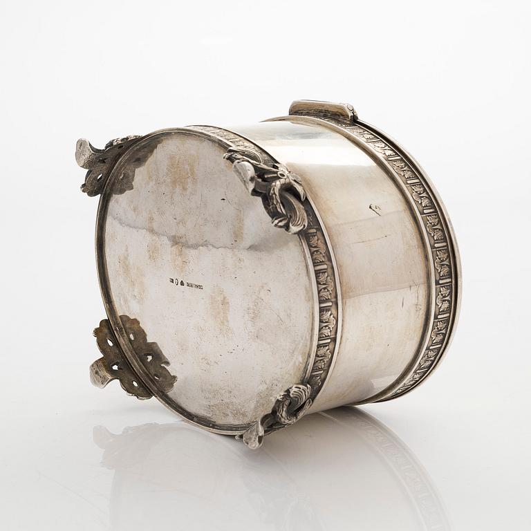 A silver sugar box, C G Hallberg, Stockholm 1898.