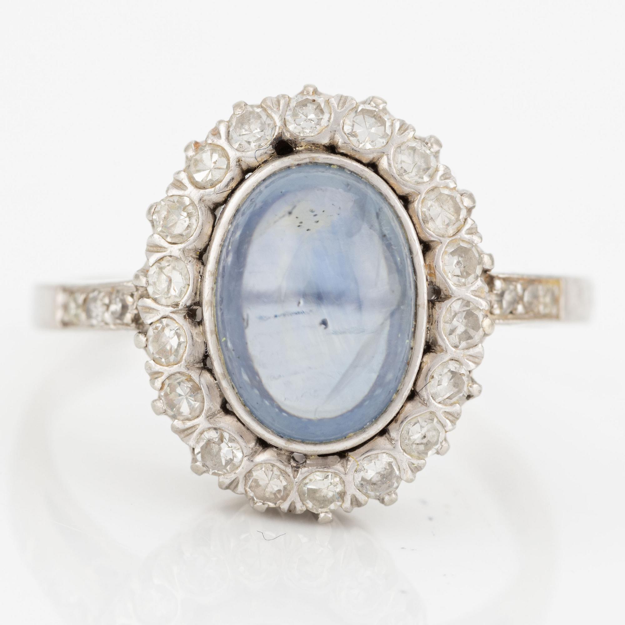 Ring, 18K vitguld med cabochonslipad safir och åttkantslipade diamanter.