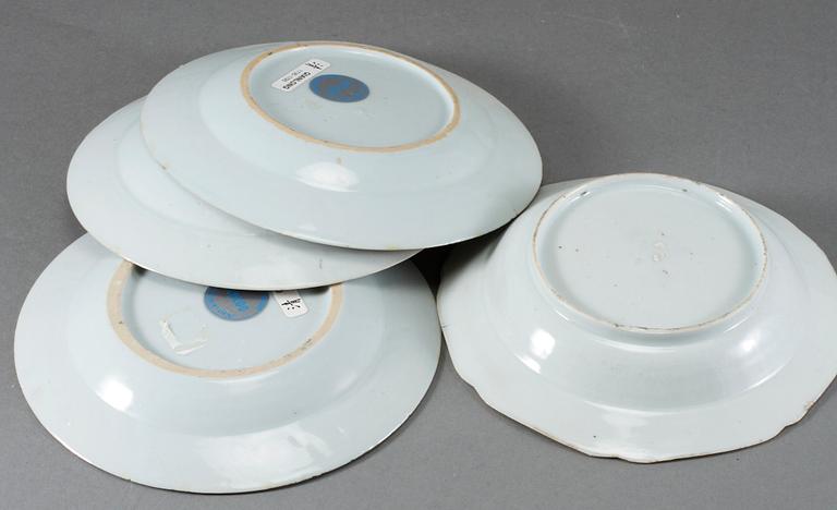 ASSIETTER, 3 st samt BÄRTALLRIK, porslin, Kina, Qianlong, 1736-1795.