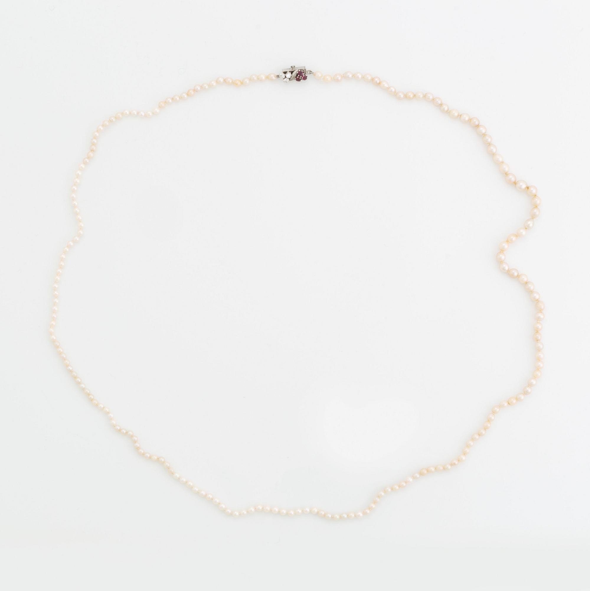 WA Bolin två collier odlade pärlor lås 18K vitguld med runda briljantslipade diamanter och rubiner.