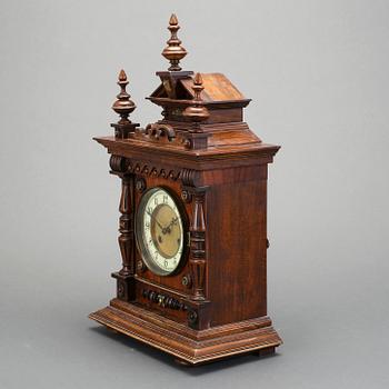 BORDSUR, nyrenässans. 1800-talets slut. Urverket märkt Junghans.