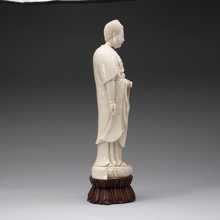A blanc de chine figurine of a standing Guanyin-Buddha, Qing dynasty (1644-1912).