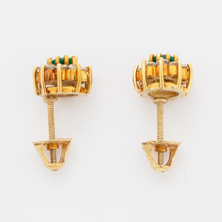 Garnityr, ring, örhängen och collier med smaragder och briljantslipade diamanter.