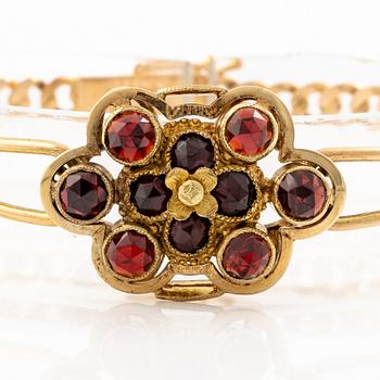 Gustaf Dahlgren & Co, Malmö, 1961. Bracelet in 18K gold with a centrepiece in 14K gold and garnets.