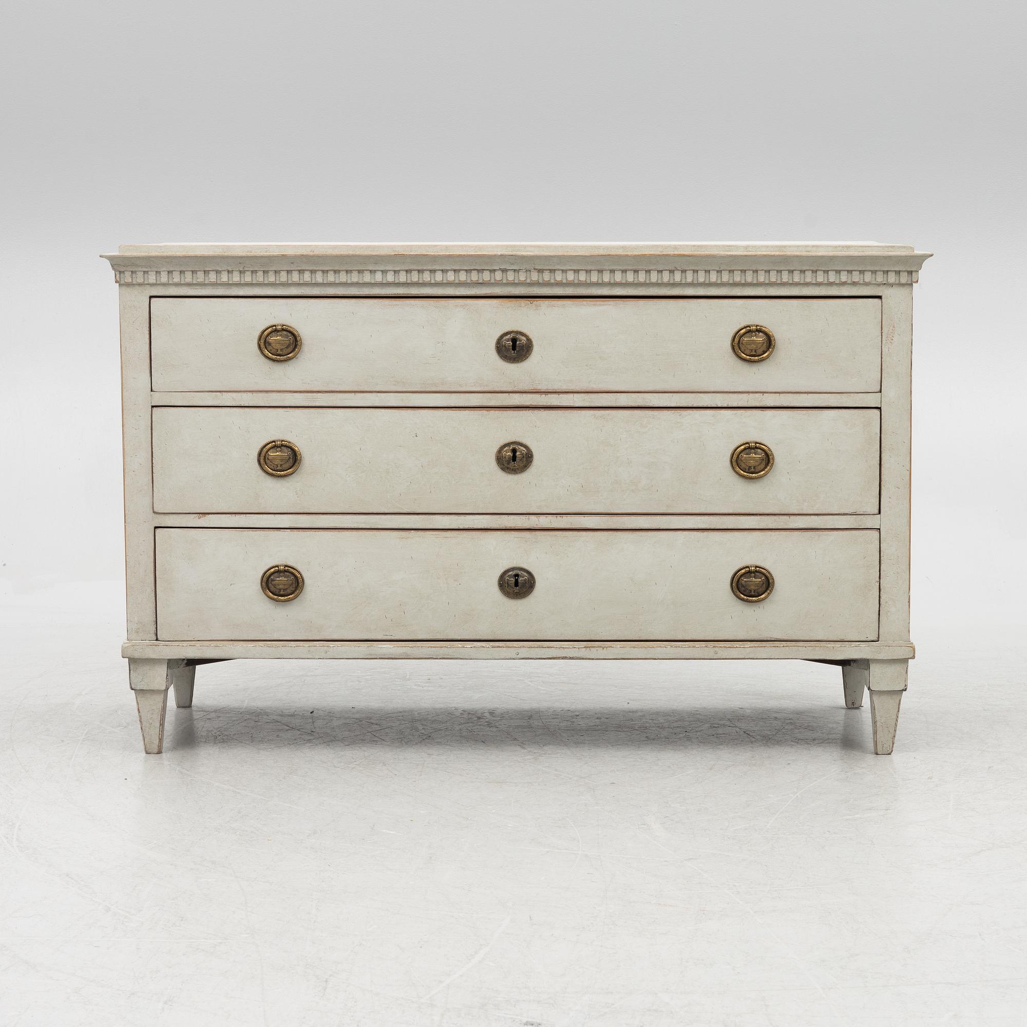 A chest of drawers, 19th century.