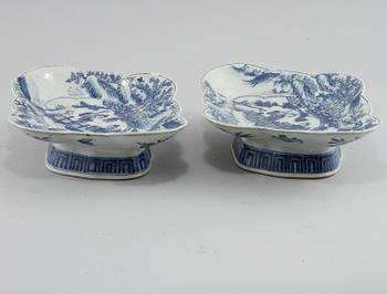 FAT PÅ FOT, 2 st, porslin, Kina, 1800/1900-tal.