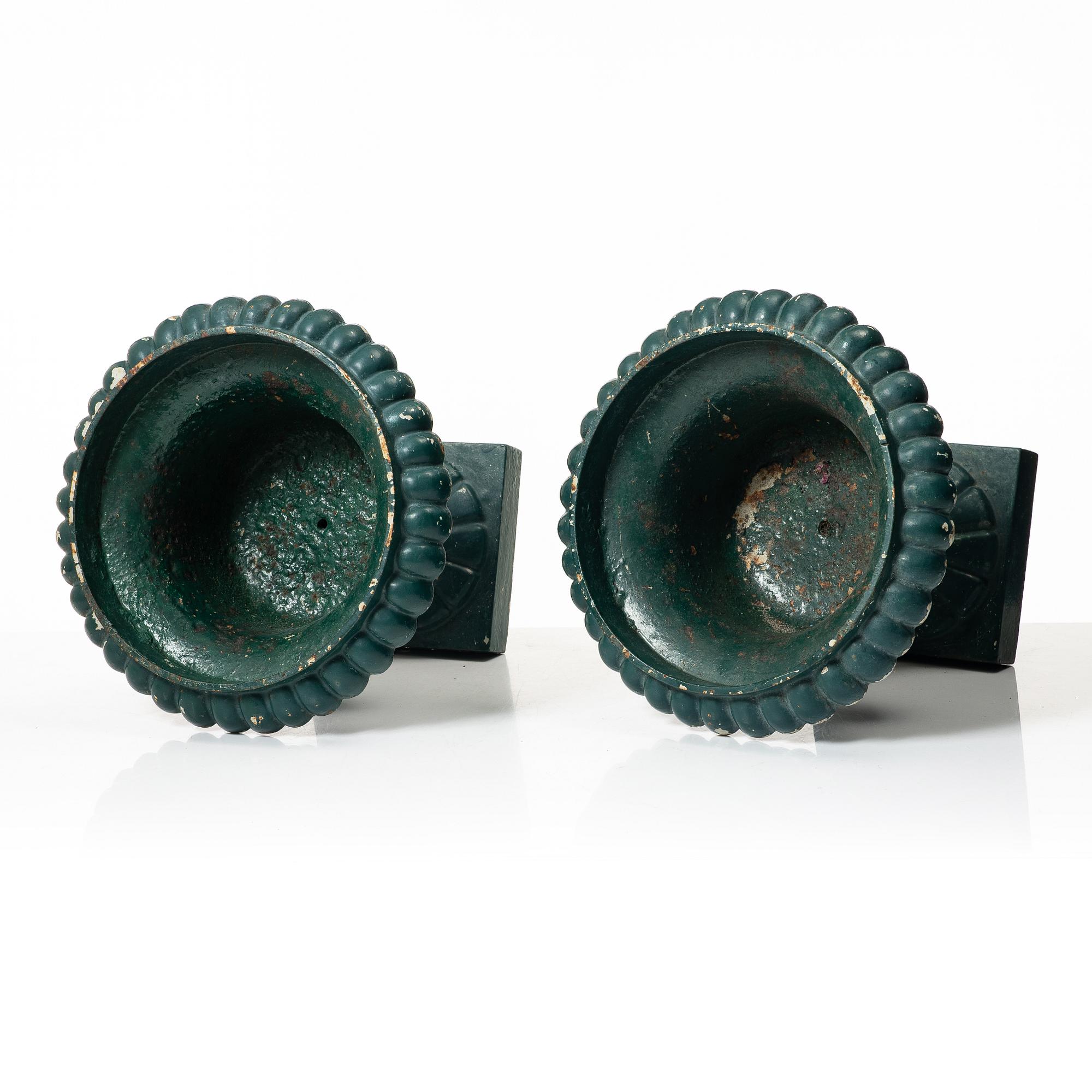 Trädgårdsurnor, ett par, No. 1, Husqvarna, omkring 1900.