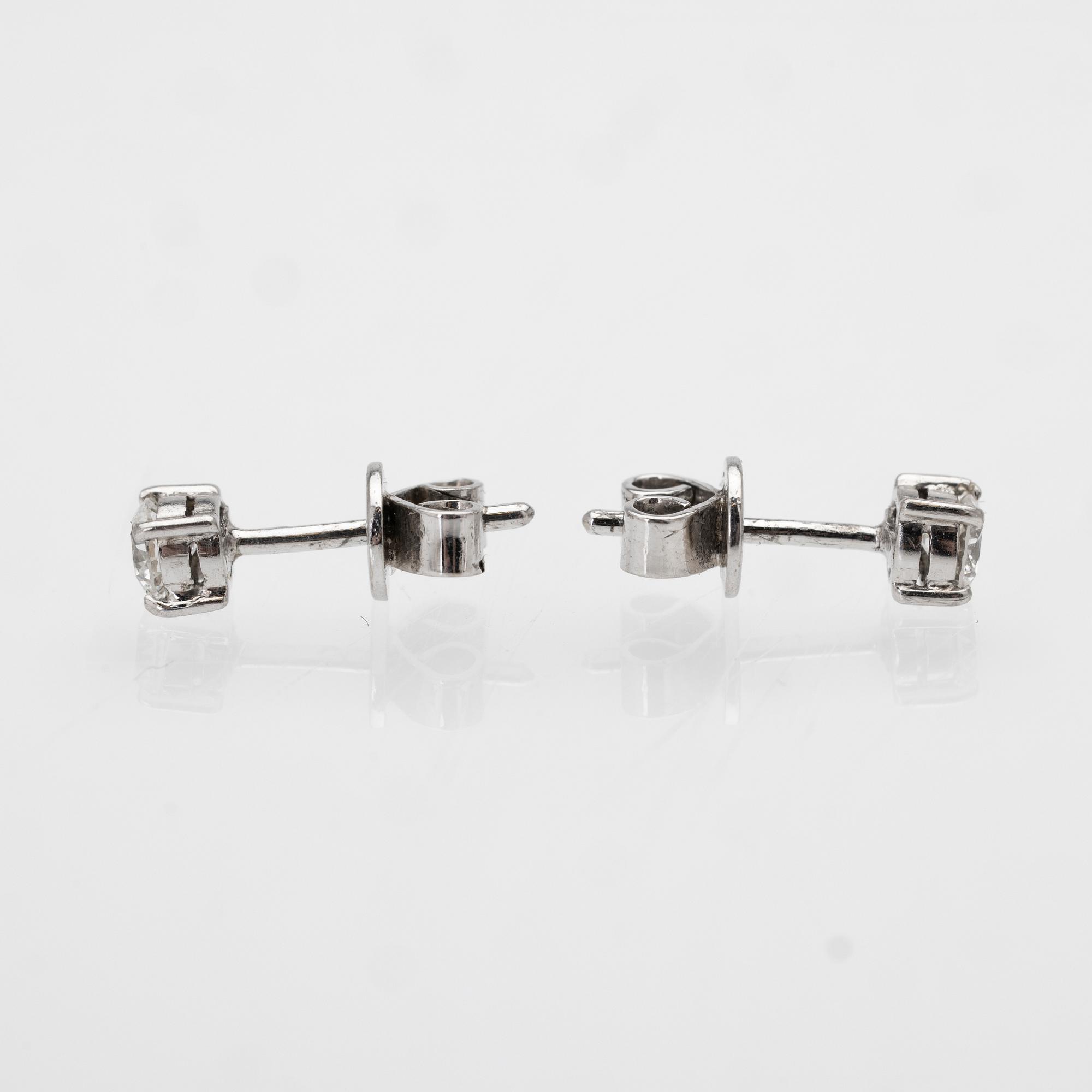 18K white gold earrings with diamonds.