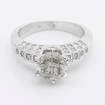 RING 14K vitguld m 1 briljant ca 1,8 ct, ca L-M VS, sidostenar ca 0,25 ct totalt.
