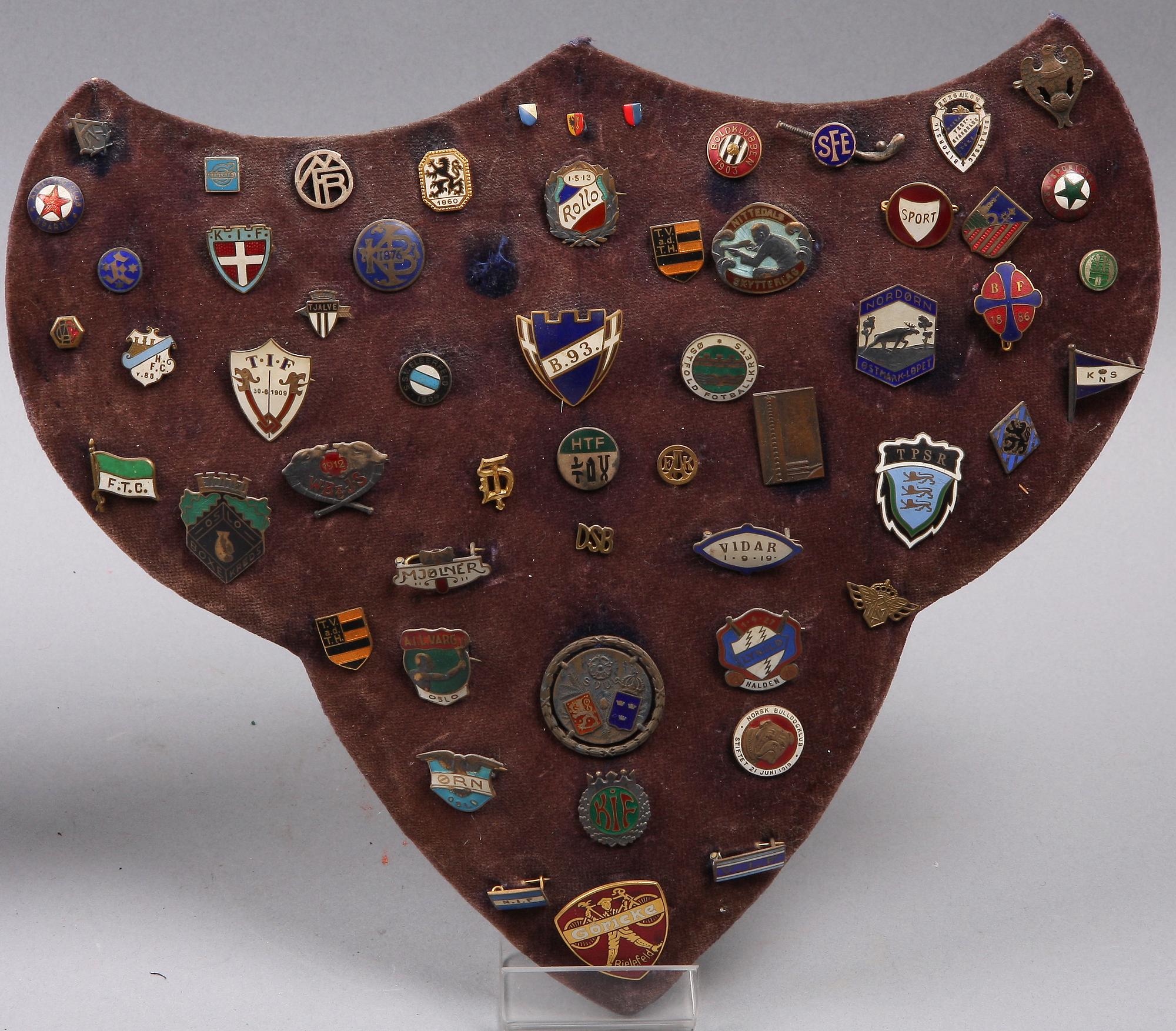 SKÖLDAR MED PINS SAMT MÄRKEN, ca 80 st, mest Sverige och Norge, 1900-tal.