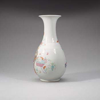 A Chinese famille rose vase, early 20th Century.