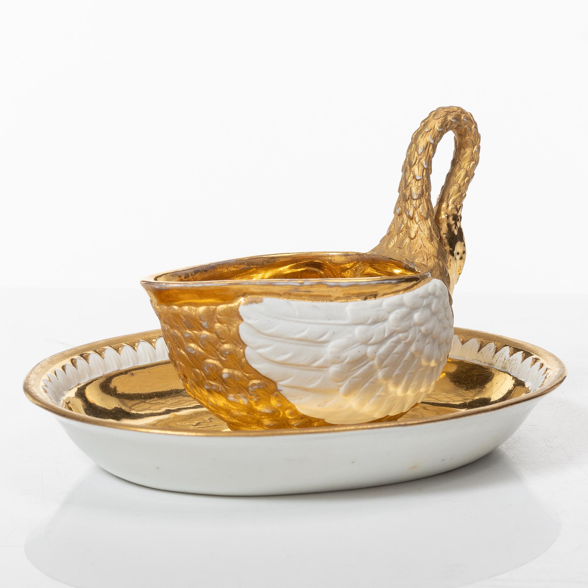 Kopp med fat, porslin, Frankrike, 1800-tal, märkt Mre Imp le de Sèvres, samt sked, förgyllt silver, Ryssland.