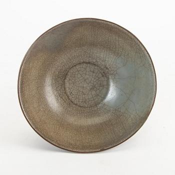 A celadon ge glazed bowl, Ming dynasty (1368-1643).