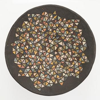 Inkeri Leivo, skål, "En bit av harlekinskjortan", keramik, signerad Inkeri Leivo.