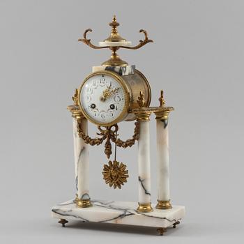 BORDSUR, Louis XVI-stil, 1900-talets första hälft.