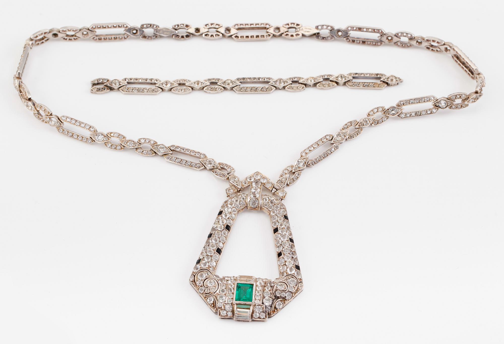 COLLIER, sterlingsilver, grön sten, vita- samt svarta stenar, 1900-talets första hälft.