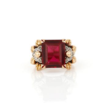 RING, 18K guld med trappslipad syntetisk rubin, tot ca 7,78 ct och små diamanter, 1900-tales mitt. Total vikt ca 6,11 g.