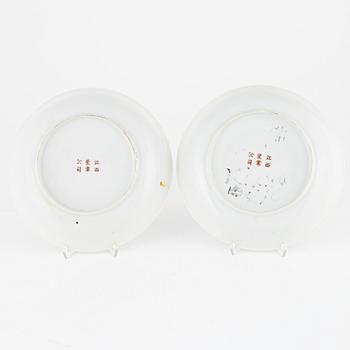 Skålfat, ett par, porslin. Jiangxi Ciye Gongsi, Kina, Republik/ 1900-talets första hälft.