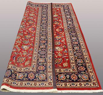 A carpet, Sarouk, ca 295 x 190 cm.