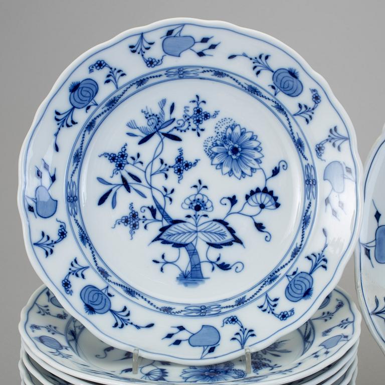 SERVISDELAR, 17 st, "Lökmönstret", främst, Český Porselan, märkta Meissen, Tjeckien.