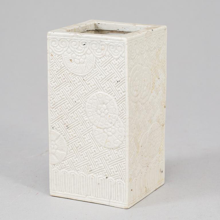 A white glazed brush pot, Qing dynasty, 19th Century.