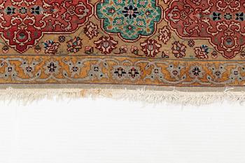 A carpet, semi-antique, Tabriz, ca 298 x  228 cm.