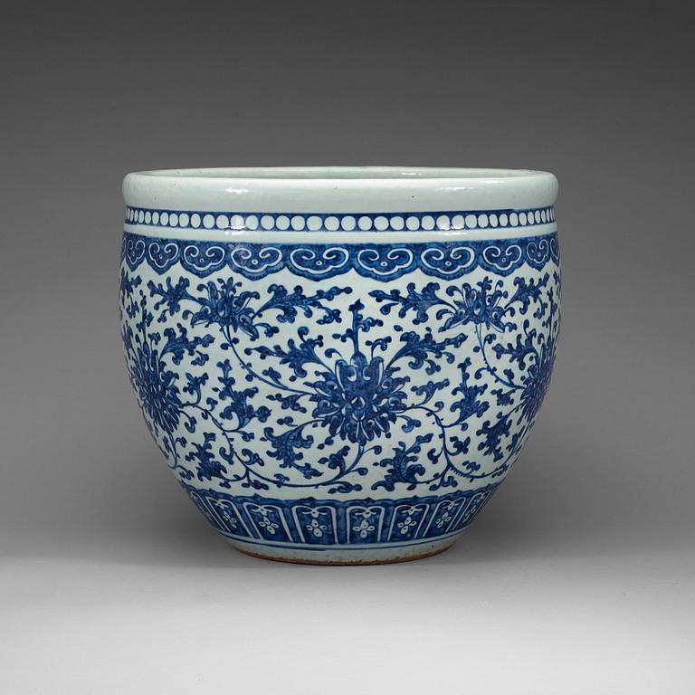 A blue and white fish basin, late Qing dynasty (1662-1912).