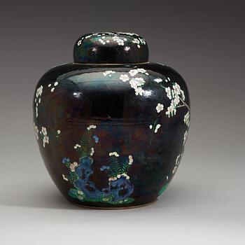 A 'famille noire' jar with cover, late Qing Dynasty (1644-1912).