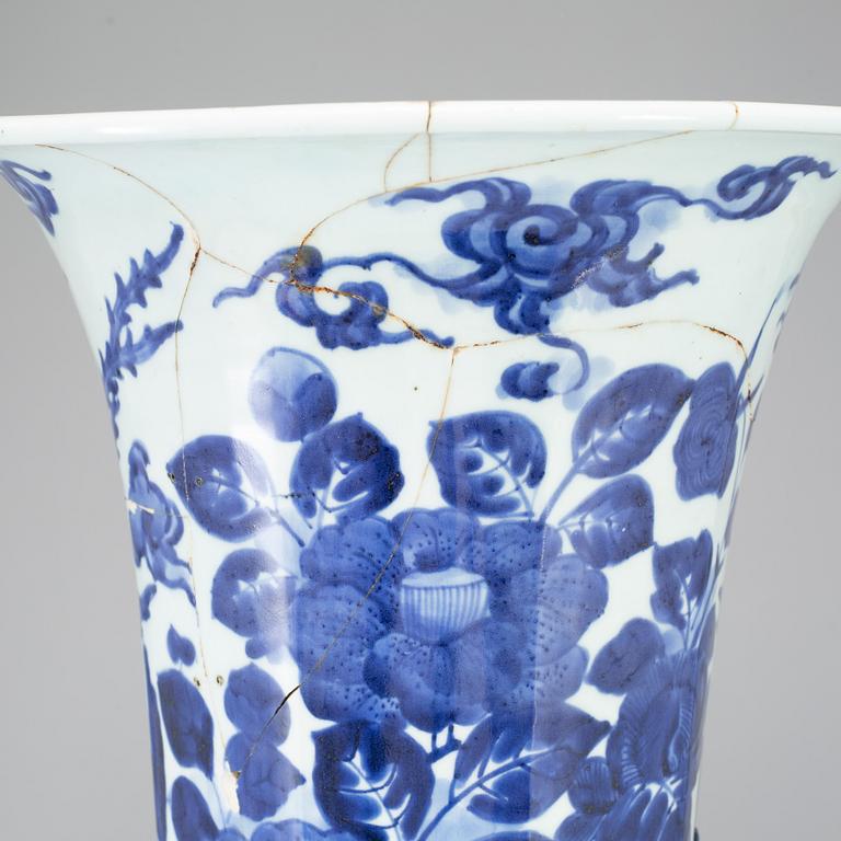 VAS, porslin. Japan, Genroku, omkring 1700.