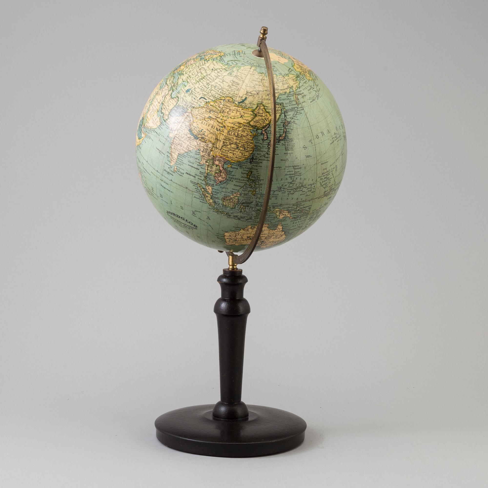 A globe from Nordiska Skolmaterielförlaget, Gunnar Saietz, Stockholm, first half of the 20th Century.