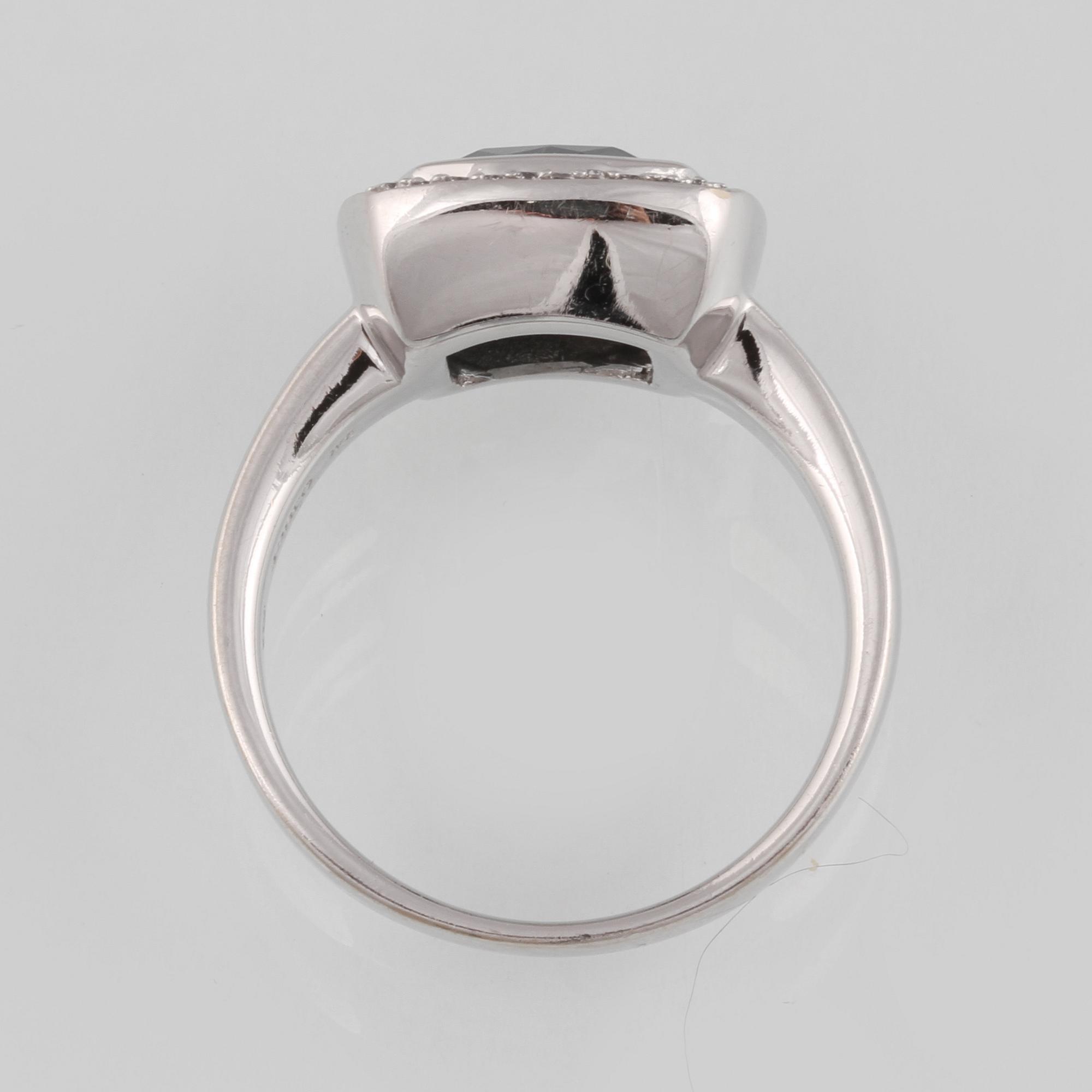 RING, 18K vitguld med fasettslipad blå topas samt 36 briljantslipade diamanter, ca 0.18 ct. Vikt 8,2 gram.