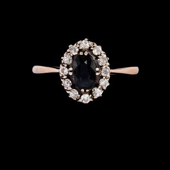 RING, 18k guld med fasettslipad blå safir samt 12 fasettslipade diamanter. Vikt 2 g.