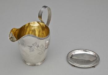 GRÄDDKANNA samt NÅLFAT, silver, empire, Johan Petter Grönvall, Stockholm 1800-talets första hälft. Tot vikt ca 190 gram.