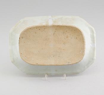 STEKFAT, porslin, Kina, Qianlong 1736-1795.