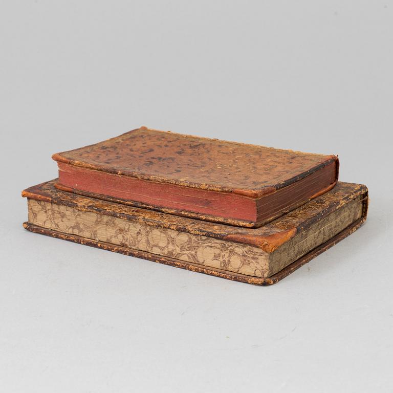 A LEATHER COVERED "BOOK" BOX, 19TH CENTIRY.