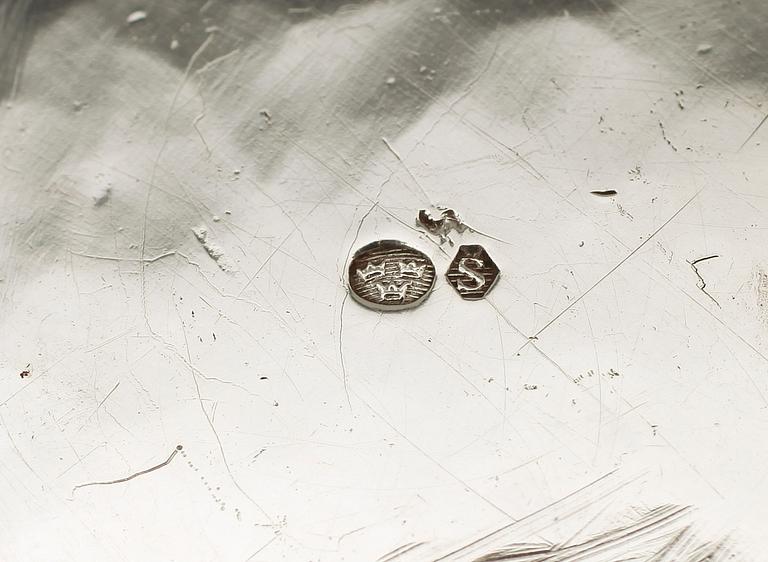 CIGARETTSKRIN samt LOCKSKÅL, silver, 1900-talets första hälft. Lockskålens vikt ca 16 gram.