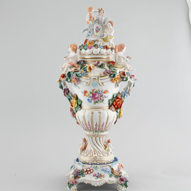 Grandeur vase on socket in porcelain, Dresden, 20th century.