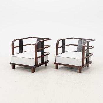A pair of stained wood art déco armchairs from the first half of the 20th century.