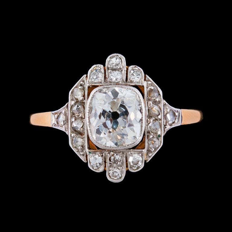 RING, antikslipad diamant, ca 0.90 ct, med rosenslipade diamanter.