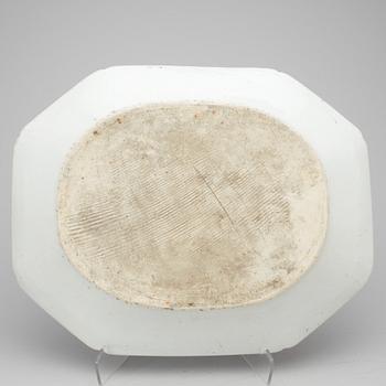 STEKFAT, porslin, Qingdynastin, Jiaqing (1796-1820).