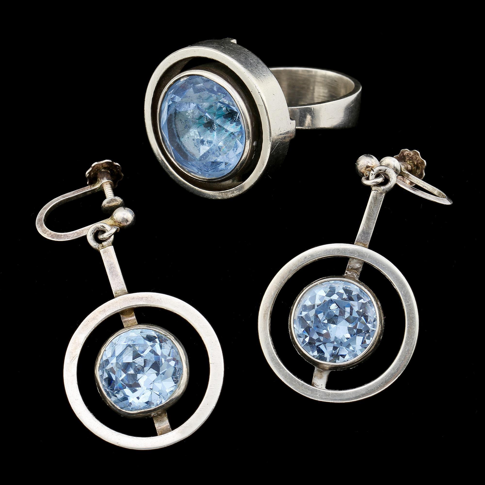 ÖRHÄNGEN samt RING, silver med fasettslipad akvamarin, G Kaplans, Stockholm, 1943. Vikt 19 g.