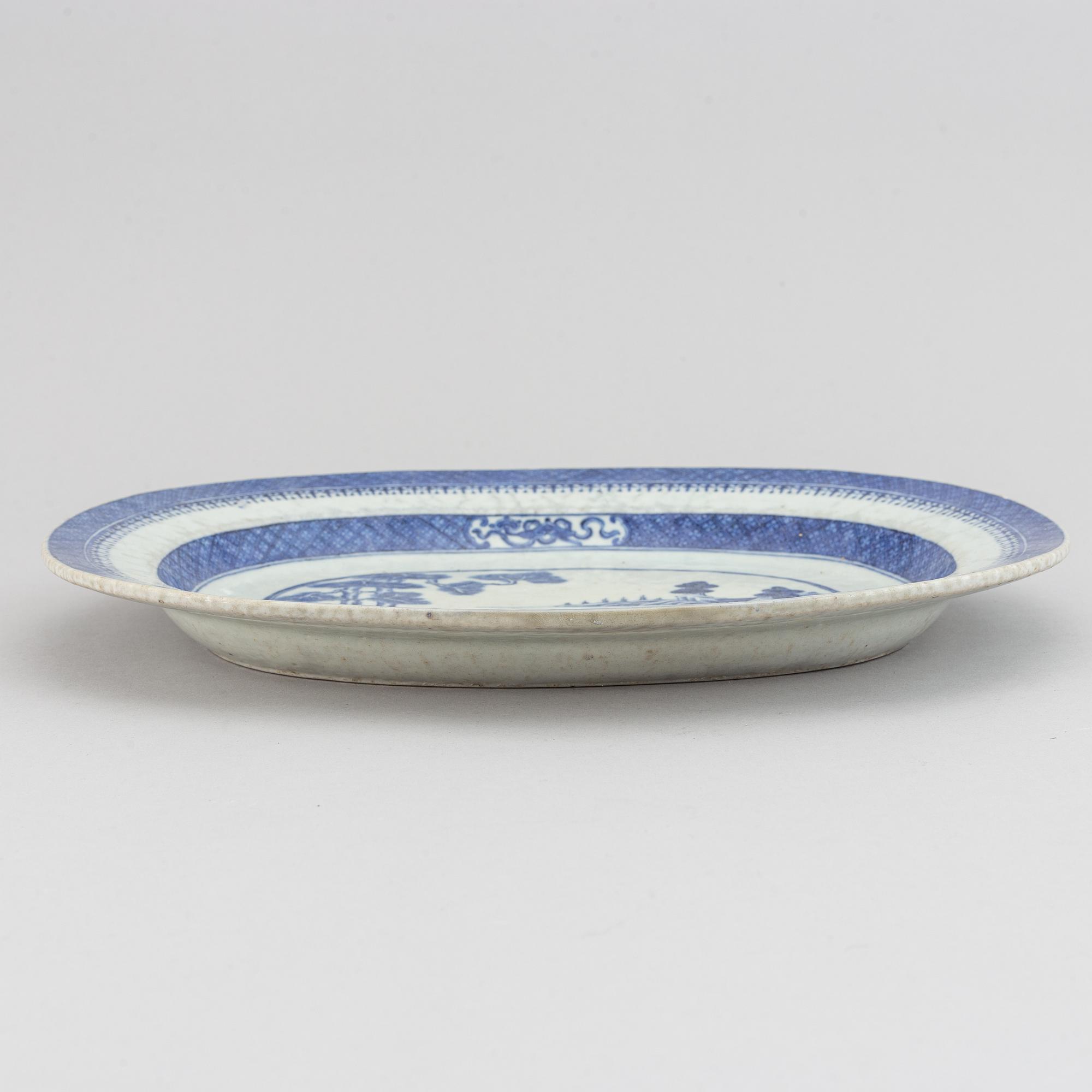 A blue and white serving dish, Qing dynasty, Qianlong (1736-95).