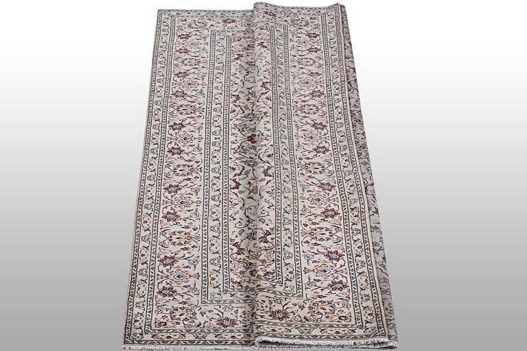 A carpet, Kashan, ca 305 x 198 cm.