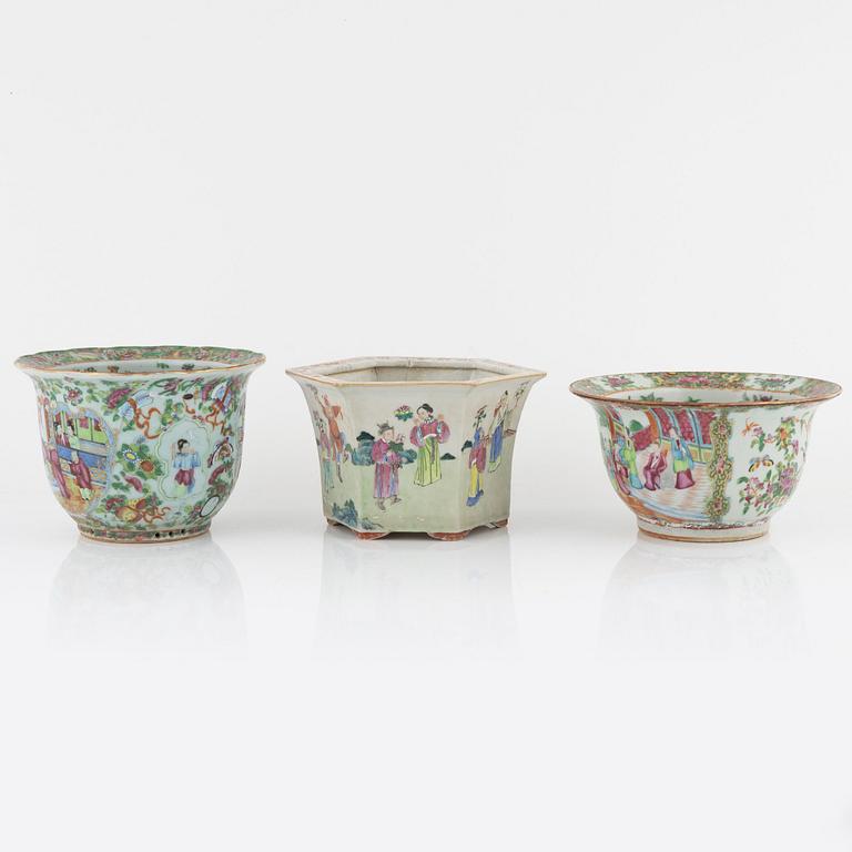 Three porceain flower pots, China, Qing dynasty, second half of the 19th century and around 1900.