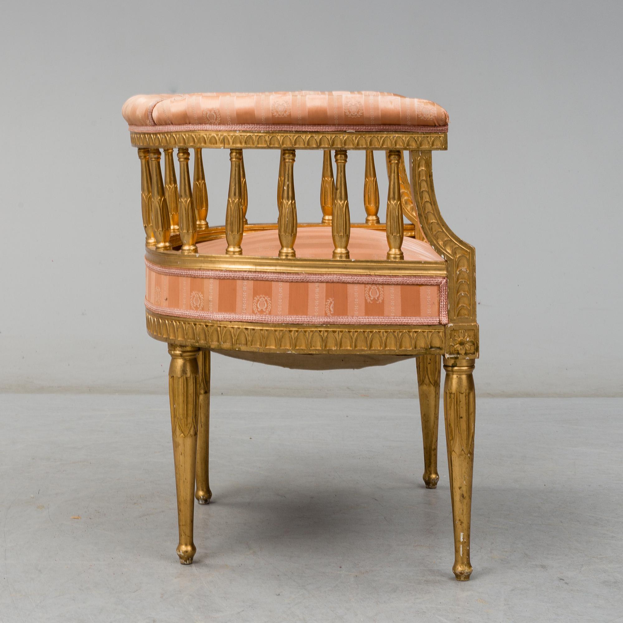 An early 20th century arm chair.