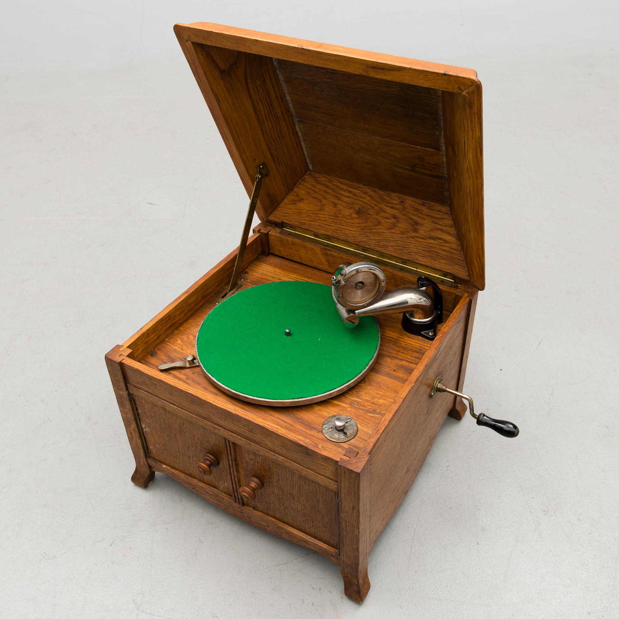 A 1910s-1930s gramophone.